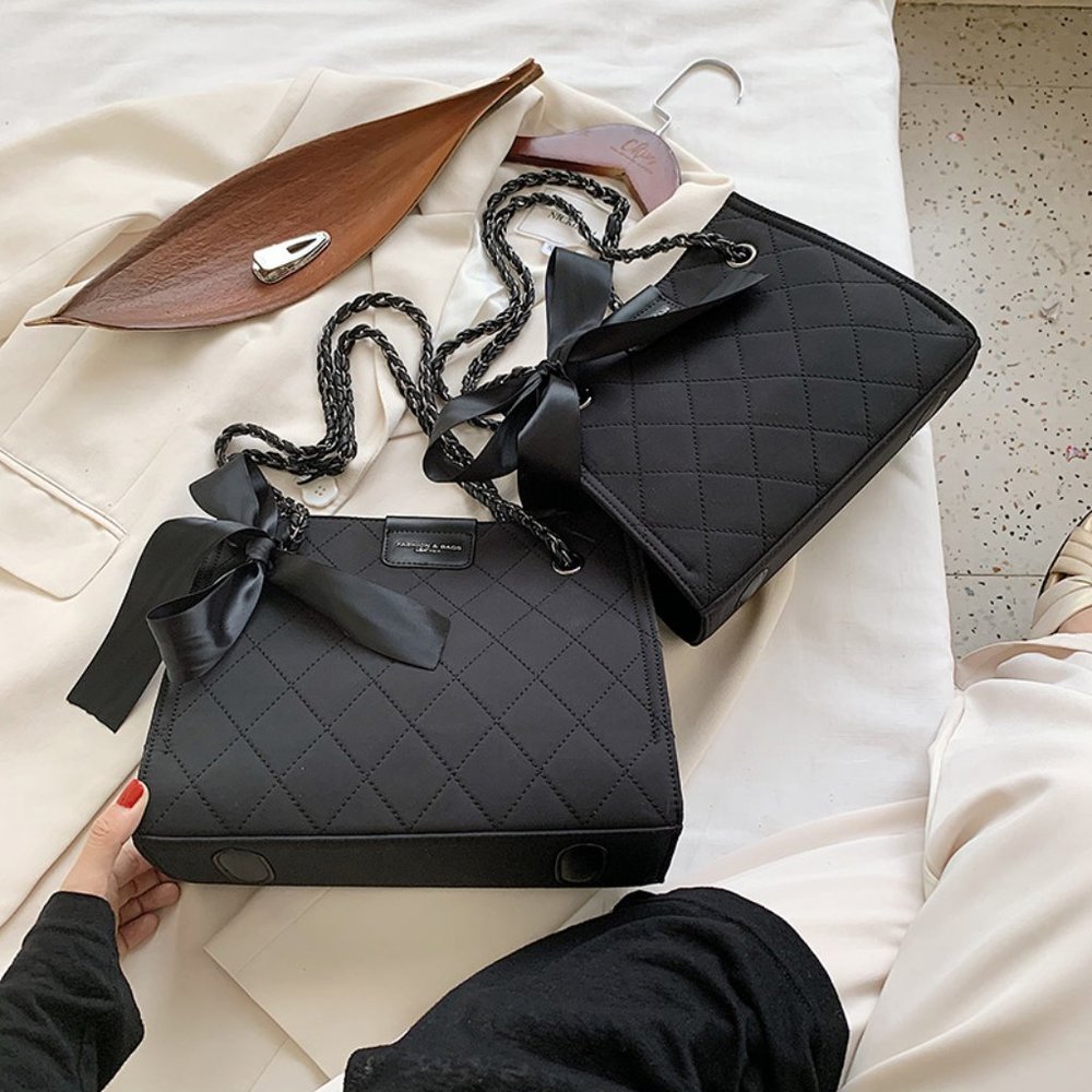 Black shoulder bag w/ bow ribbon accent